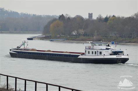 Binnenvaartschip Berjan op het water, referentiefoto